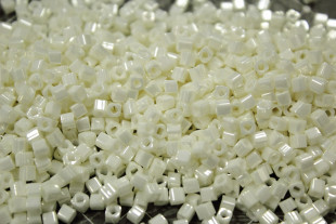 Бисер Япония "TOHO" CUBE 3 мм 5 г №0122 молочный/перламутр